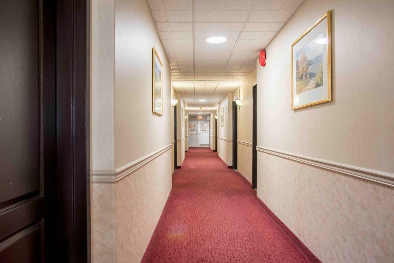 Hotel Ramada Limited 100 Mile House Exteriér fotografie